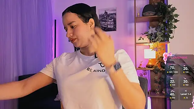 Snapshot of emilyrouxe chatting on September 17, 2025, 1:13 pm emilyrouxe online show from September 17, 2025, 1:13 pm