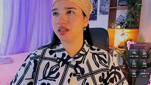 Snapshot of emilyrouxe chatting on October 13, 2025, 3:57 pm emilyrouxe online show from October 13, 2025, 3:57 pm