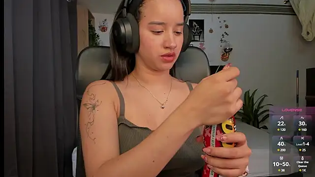 Snapshot of emilyrouxe chatting on March 21, 2025, 2:40 pm emilyrouxe online show from March 21, 2025, 2:40 pm