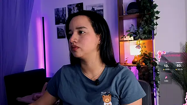 Snapshot of emilyrouxe chatting on September 12, 2025, 3:56 pm emilyrouxe online show from September 12, 2025, 3:56 pm