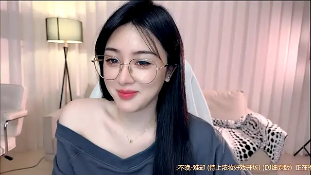 Snapshot of K-moumou chatting on December 15, 2025, 2:01 pm K-moumou online show from December 15, 2025, 2:01 pm