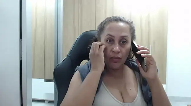 RoxanaLove9 online show from February 10, 2025, 1:24 am