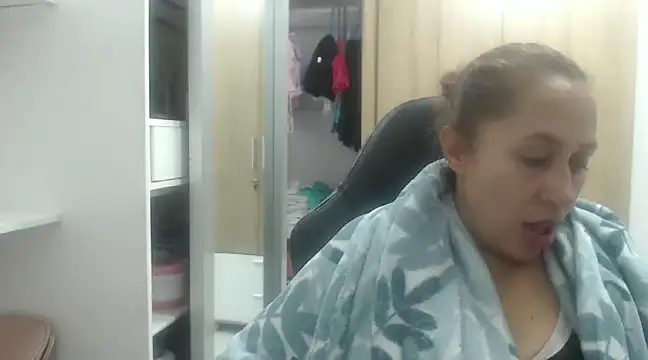 RoxanaLove9 online show from February 19, 2025, 2:12 am