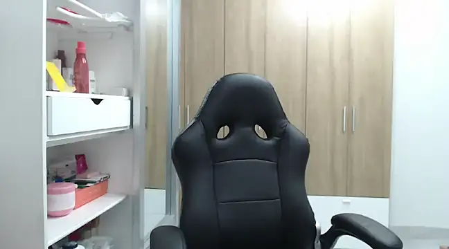 RoxanaLove9 online show from February 11, 2025, 1:41 am