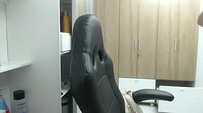 RoxanaLove9 online show from March 19, 2025, 3:09 am