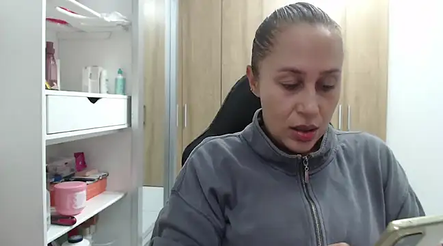 RoxanaLove9 online show from February 11, 2025, 9:46 pm