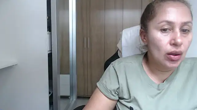 RoxanaLove9 online show from March 18, 2025, 5:33 pm