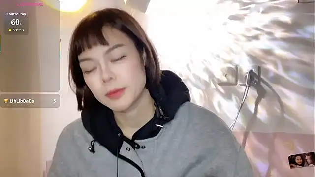 Snapshot of Linda-LL chatting on November 5, 2025, 9:12 am Linda-LL online show from November 5, 2025, 9:12 am