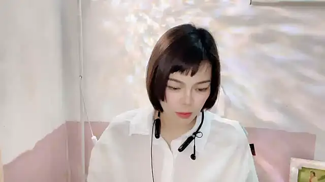 Snapshot of Linda-LL chatting on October 24, 2025, 2:05 pm Linda-LL online show from October 24, 2025, 2:05 pm