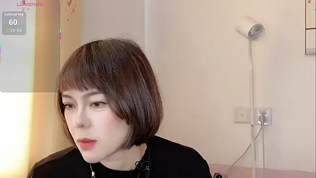 Snapshot of Linda-LL chatting on November 11, 2025, 5:24 am Linda-LL online show from November 11, 2025, 5:24 am