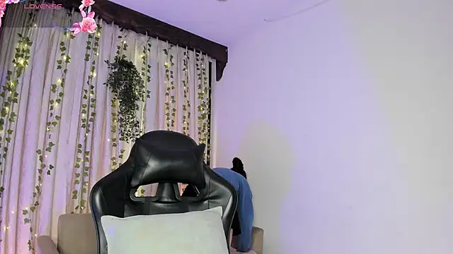 Snapshot of HannaRhodes chatting on November 25, 2025, 2:06 pm HannaRhodes online show from November 25, 2025, 2:06 pm