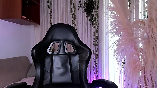 HannaRhodes online show from April 18, 2026, 7:58 pm