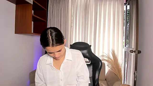 Snapshot of HannaRhodes chatting on November 17, 2025, 12:53 pm HannaRhodes online show from November 17, 2025, 12:53 pm