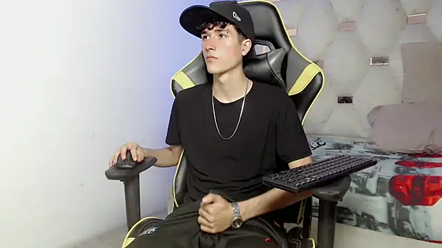 Snapshot of johnny_cagee chatting on September 13, 2025, 4:12 am johnny cagee online show from September 13, 2025, 4:12 am