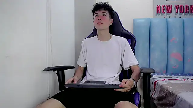 Snapshot of johnny_cagee chatting on December 15, 2025, 9:20 pm johnny cagee online show from December 15, 2025, 9:20 pm