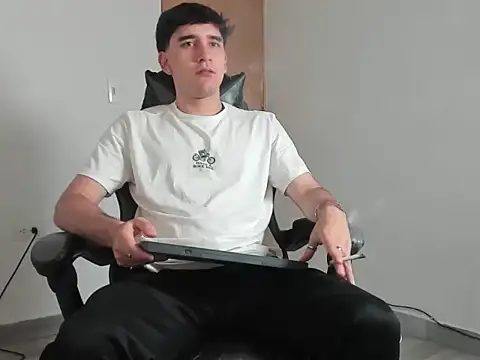 leo030809 online show from April 4, 2026, 10:38 pm