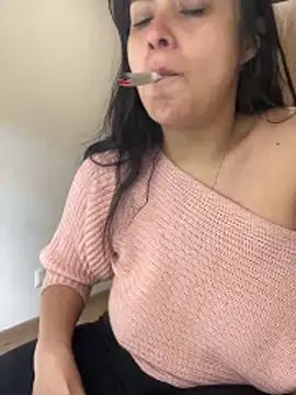 Snapshot of Effyvice13 chatting on December 17, 2025, 8:36 pm Effyvice13 online show from December 17, 2025, 8:36 pm