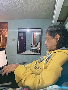 Snapshot of Effyvice13 chatting on September 23, 2025, 3:24 am Effyvice13 online show from September 23, 2025, 3:24 am