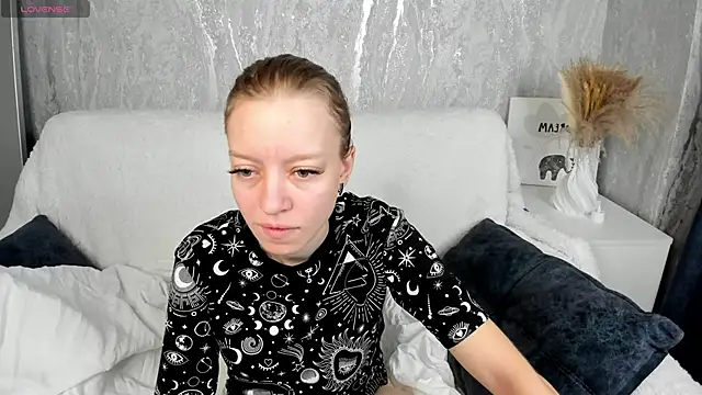 Michelle Blond online show from September 30, 2025, 7:36 am