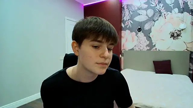 EmiliaYours online show from April 7, 2026, 2:19 pm