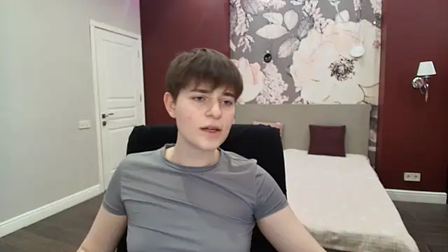 EmiliaYours online show from April 5, 2026, 2:46 pm