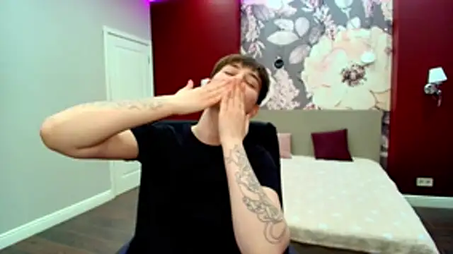 EmiliaYours online show from April 19, 2026, 1:34 pm