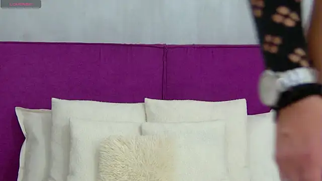 Snapshot of CelineHuddson chatting on November 6, 2025, 9:52 pm CelineHuddson online show from November 6, 2025, 9:52 pm