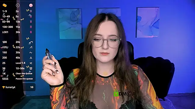 luna berryy online show from November 9, 2025, 8:24 pm