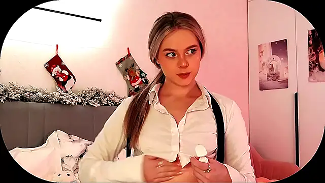 Snapshot of SIlviaBeyt chatting on December 16, 2025, 8:24 pm SIlviaBeyt online show from December 16, 2025, 8:24 pm