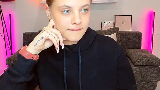 Snapshot of rora_skyline chatting on October 23, 2025, 7:45 pm rora skyline online show from October 23, 2025, 7:45 pm