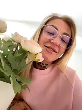 MazeSin online show from September 18, 2025, 5:21 am