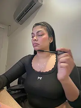 Snapshot of jennifer_oliveira chatting on December 18, 2025, 9:14 am jennifer oliveira online show from December 18, 2025, 9:14 am