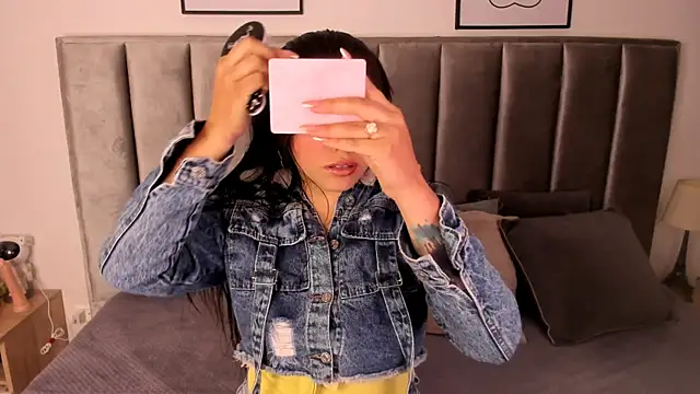 Snapshot of Emmy-Turnner chatting on December 2, 2025, 11:45 am Emmy-Turnner online show from December 2, 2025, 11:45 am