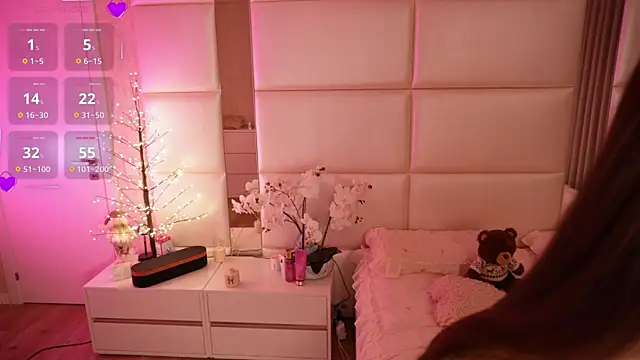 Lilly Colins online show from April 2, 2026, 9:10 pm