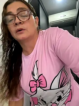 Snapshot of AntonellaAlondra4 chatting on November 6, 2025, 4:00 pm AntonellaAlondra4 online show from November 6, 2025, 4:00 pm