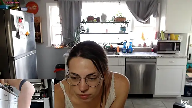 KSwonderland6 online show from November 6, 2025, 4:22 pm