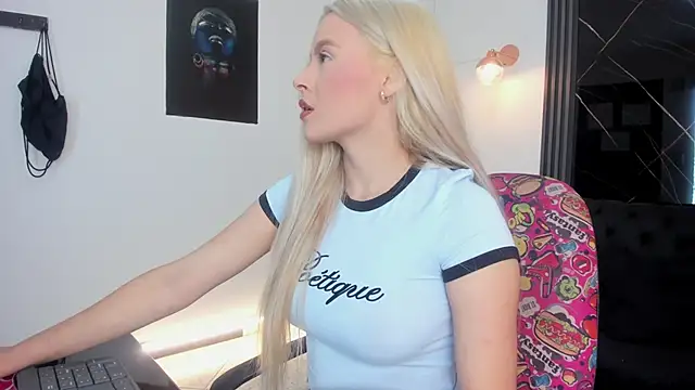 miacarperr1 online show from February 2, 2026, 9:03 pm