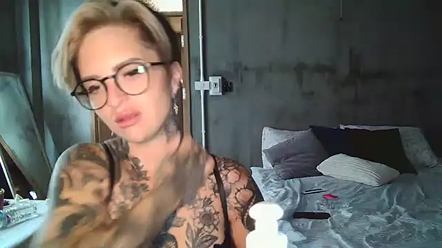 Snapshot of Alexandersonxo chatting on February 9, 2025, 8:32 am Alexandersonxo online show from February 9, 2025, 8:32 am