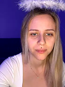 lunawolf21 online show from December 4, 2025, 7:40 am