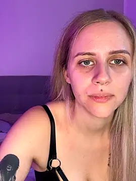 lunawolf21 online show from November 12, 2025, 7:45 am