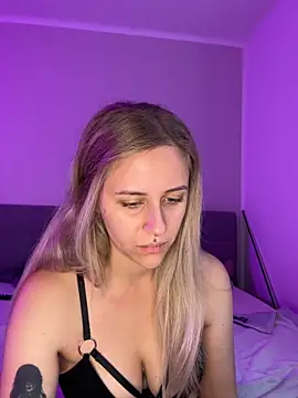 lunawolf21 online show from November 13, 2025, 7:34 am