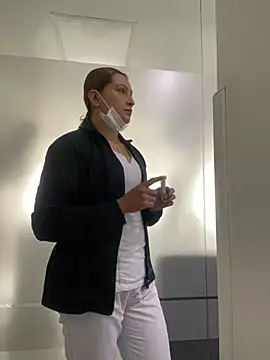 Keittly  online show from March 18, 2025, 6:50 pm