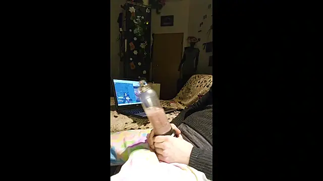 Snapshot of Gilgamesch1704 chatting on December 2, 2025, 6:37 am Gilgamesch1704 online show from December 2, 2025, 6:37 am