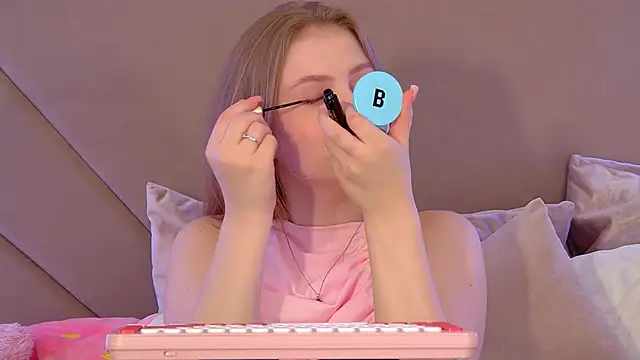 SelinSwarovski online show from November 28, 2025, 4:40 pm