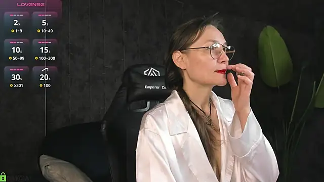 Snapshot of Lillian_White chatting on June 3, 2026, 12:55 am Lillian White online show from June 3, 2026, 12:55 am