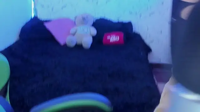 elissa iris online show from April 19, 2026, 1:50 am