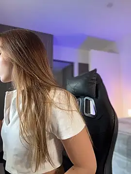 Snapshot of SophieRaily_ chatting on November 11, 2025, 10:26 pm SophieRaily online show from November 11, 2025, 10:26 pm