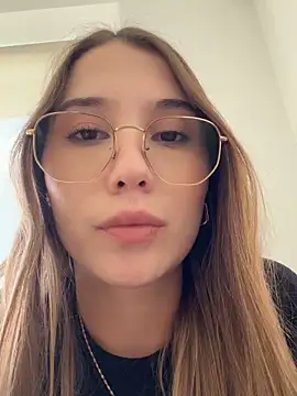 Snapshot of SophieRaily_ chatting on September 17, 2025, 7:05 pm SophieRaily online show from September 17, 2025, 7:05 pm