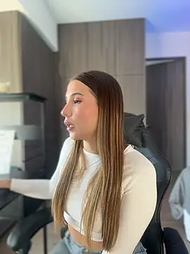 Snapshot of SophieRaily_ chatting on November 6, 2025, 6:45 pm SophieRaily online show from November 6, 2025, 6:45 pm