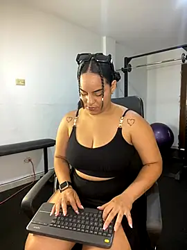 Snapshot of Violetrousse chatting on October 12, 2025, 7:04 pm Violetrousse online show from October 12, 2025, 7:04 pm